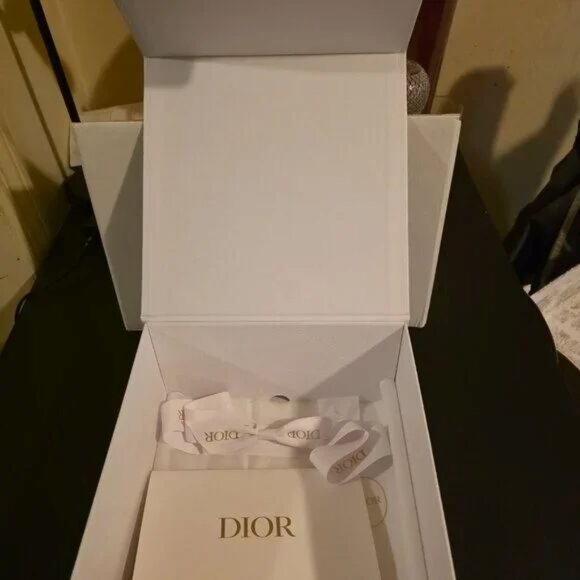 DIOR MAGNETIC CLOSURE WHITE PEBBLED GIFT BOX [W] RIBBION @ CARD - Picture 3 of 4